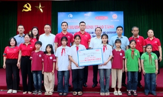 Trao 90 suất học bổng cho trẻ em có hoàn cảnh khó khăn tại xã Hiệp Hòa